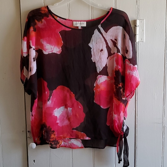 Jones New York Tops - Jones New York Sport Sheer Floral Top XL